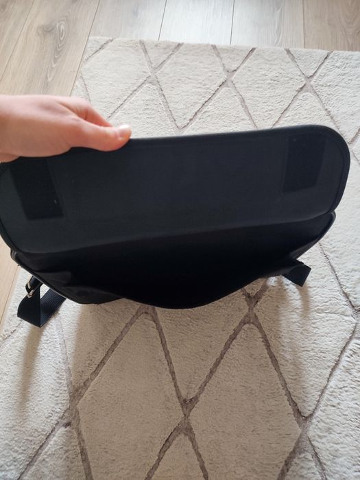 Czarny pokrowiec na laptopa