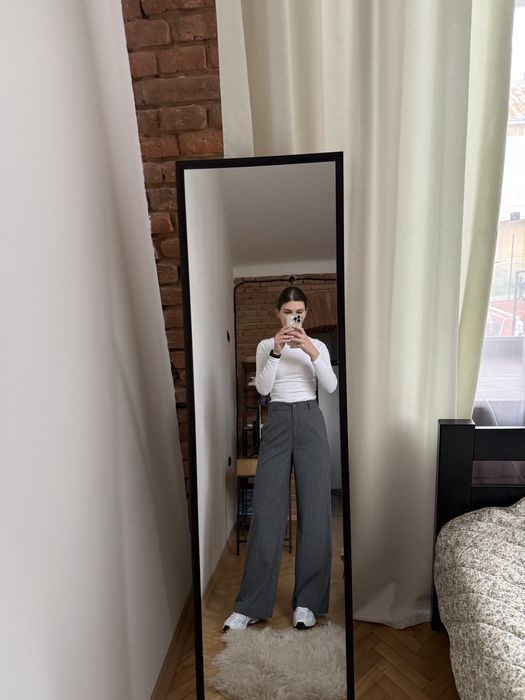 Сірі штани у білу смужку Reserved