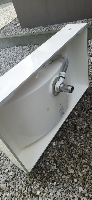 Duża umywalka nablatowa z baterią