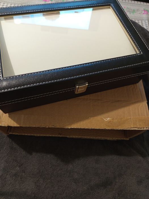 Caixa organizadora para relógio.