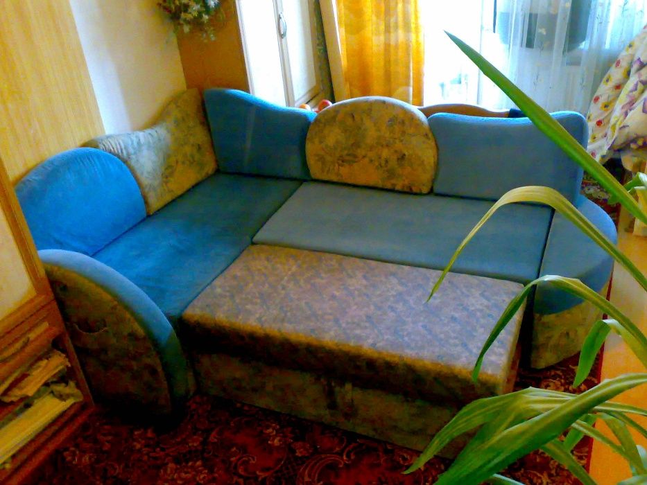 Продам отличный мягкий уголок для гостиной или спальни в центре 9600гр