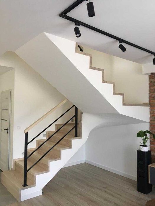 Drewniane schody na beton