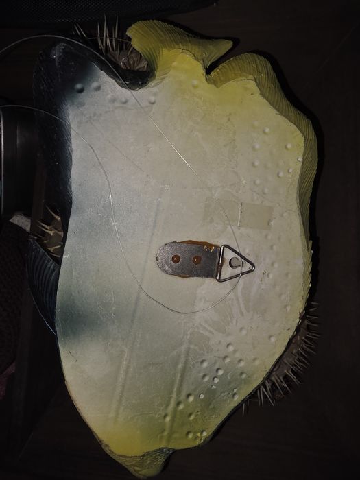 Peixe decorativo amarelo e azul pendurar na parede
