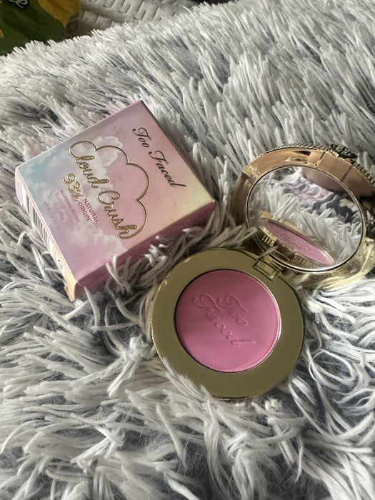 Róż too faced cloud crush