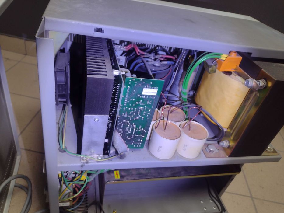 Używane UPS 3000VA 2szt DUŻE 18x 12V7AH - bez aku