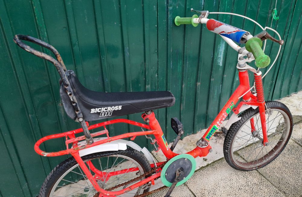 Bicicleta antiga BH