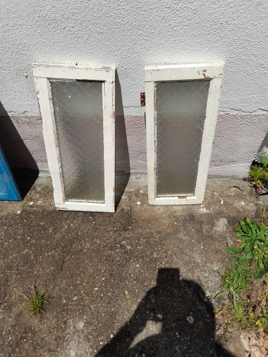 Janela de madeira maciça  e vidro martelado em bom estado.