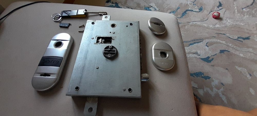 Fechadura de canhão DIERRE de 4 trancass