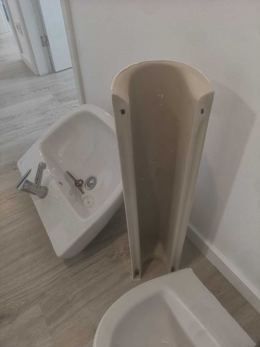 Vendo 2 lavatórios com torneiras