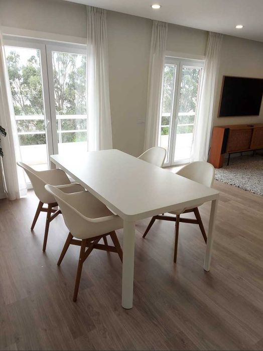 Mesa e cadeiras brancas Ikea, junto ou separado.