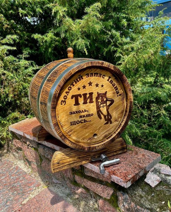 Бочка дубовая для зберігання алкоголю діжка для вина самогону коняку