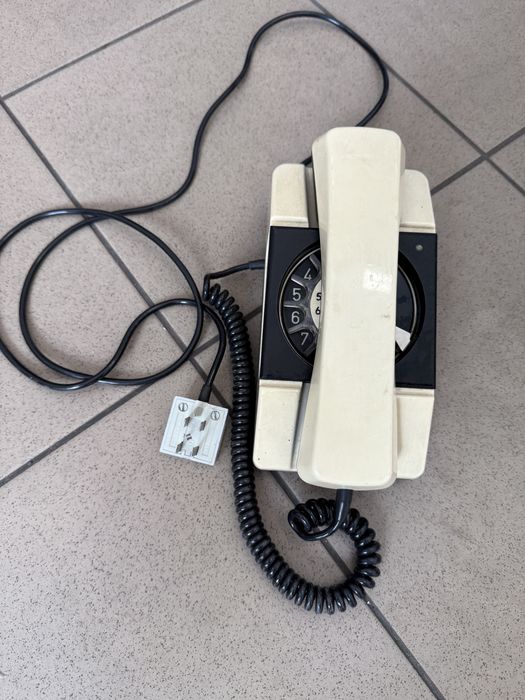 kultowy aparat telefoniczny Telkom RWT Bratek (znany też jako Bartek), wyprodukowany przez Radomską Wytwórnię Telefonów w czasach PRL.
