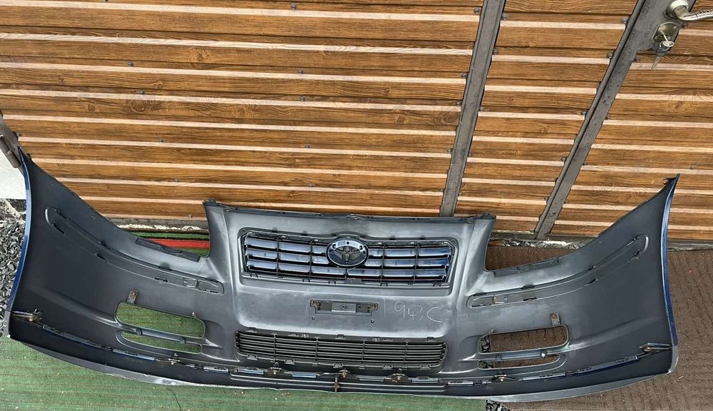 Бампер комплектний Toyota Avensis T_25 03-06р.