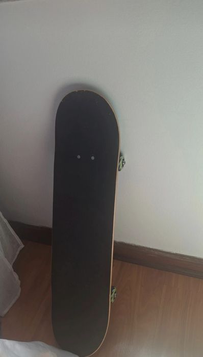 Skate com capacete e proteções