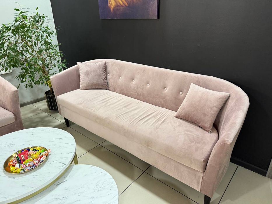 Мякий диван рожевого кольору