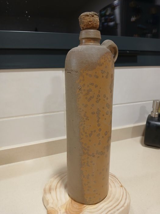 Garrafa Antiga com a Marca Âncora