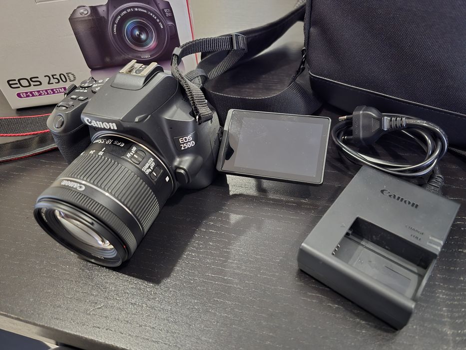 Canon EOS 250D c/ Lente EF-S 18-55mm