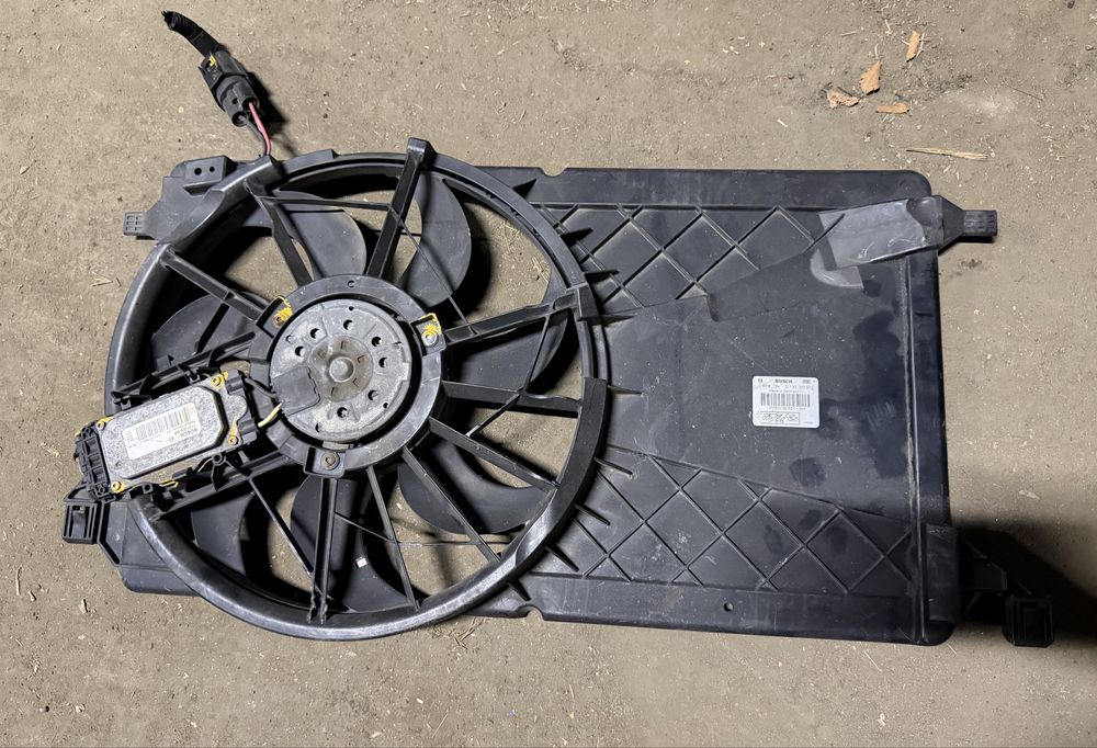 Вентилятор основного радиатора Ford Focus 04-11 C-Max 07-10 Mazda 3 03-09 Volvo C30 06-13 S40 04-12 V50 04-12