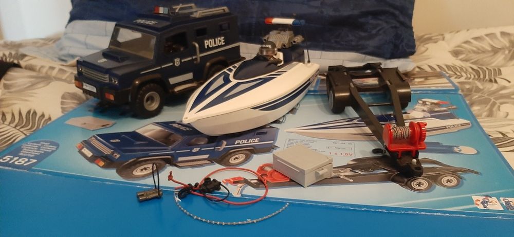 Carro e lancha da polícia playmobil
