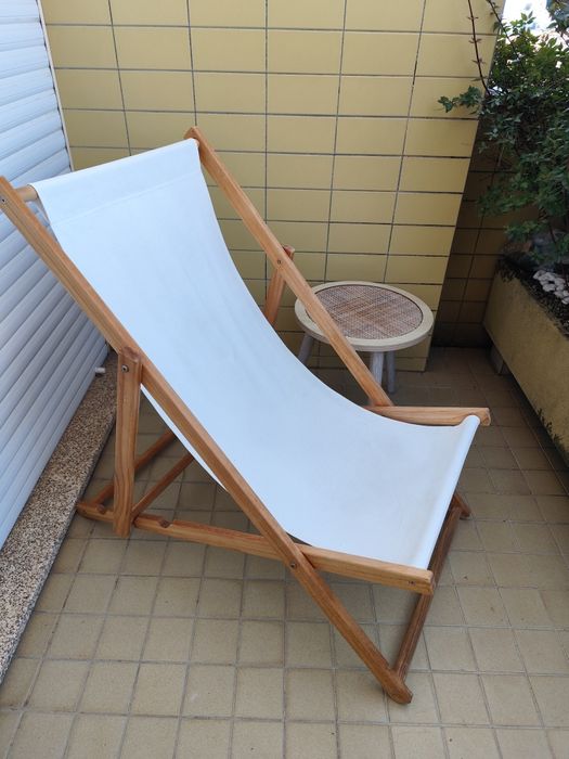 Conjunto de espreguiçadeira e mesa