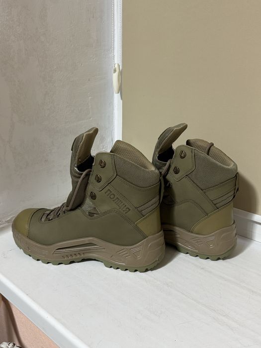 Черевики з високими берцями