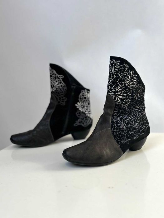 Botki haftowane Think! haft witch wednesday goth lolita kwiaty