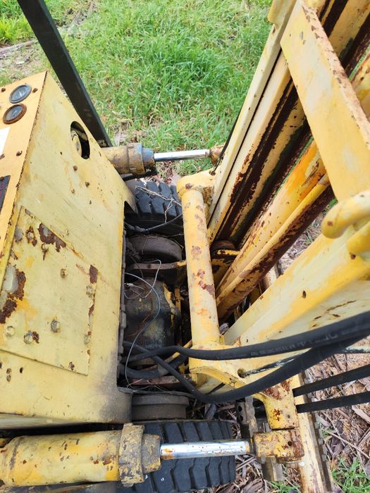 Torre de empilhador e empilhador para peças