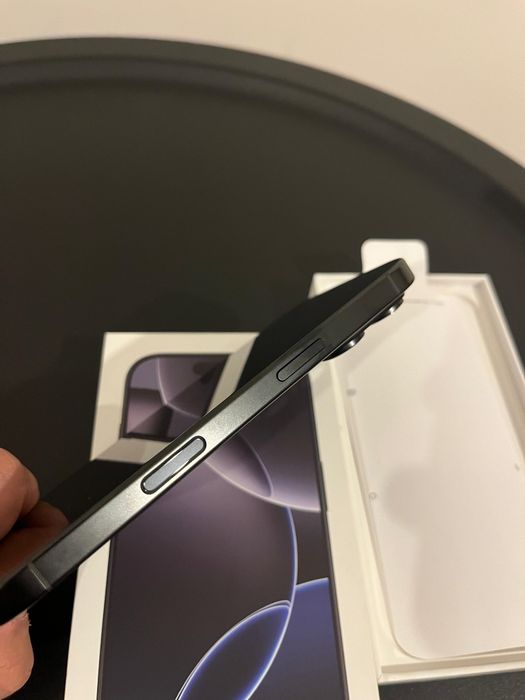 iPhone 16 Pro 512 GB Titânio Preto com Capa MagSafe Apple