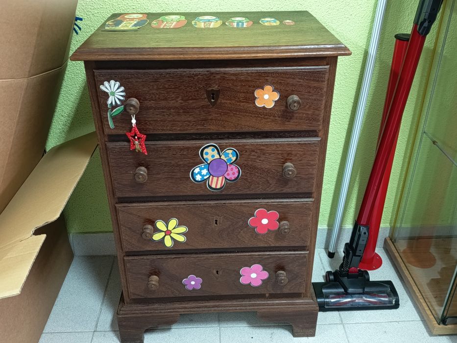Cómoda com gavetas