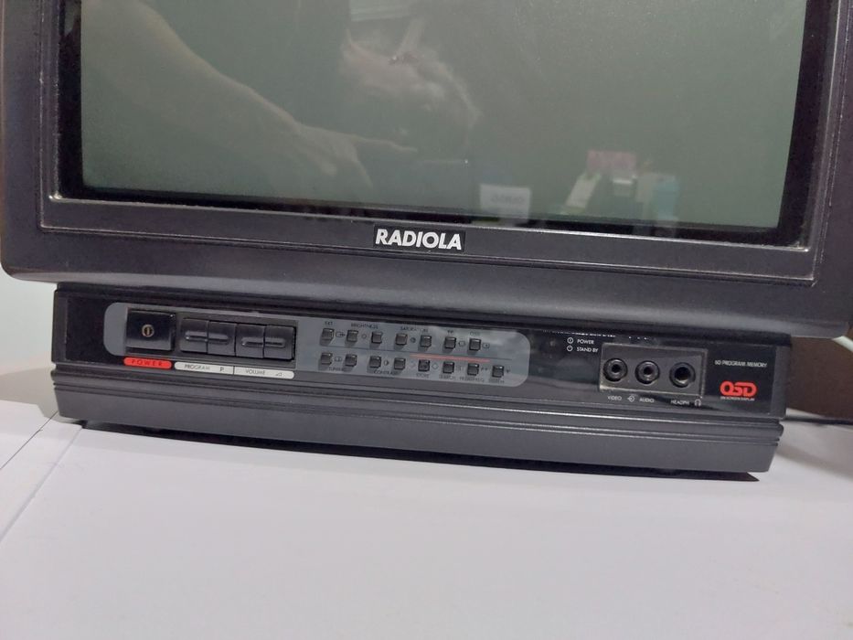 Tv muito antiga a funcionar