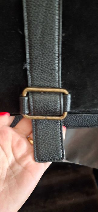 Mala tiracolo com detalhe em veludo