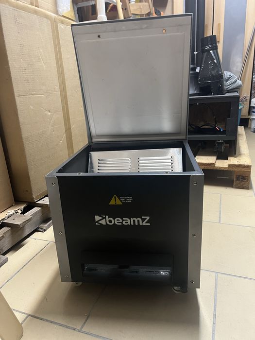 Máquina de Fumo Rastejante BeamZ 1800W (ICE1800)