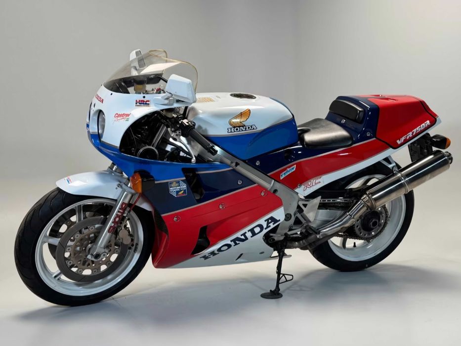 Honda rc 30 750 do ano 1988 mota 100% original tanto de pintura como carnagens único dono e sempre bem estimada se entrega matriculada e revisada.