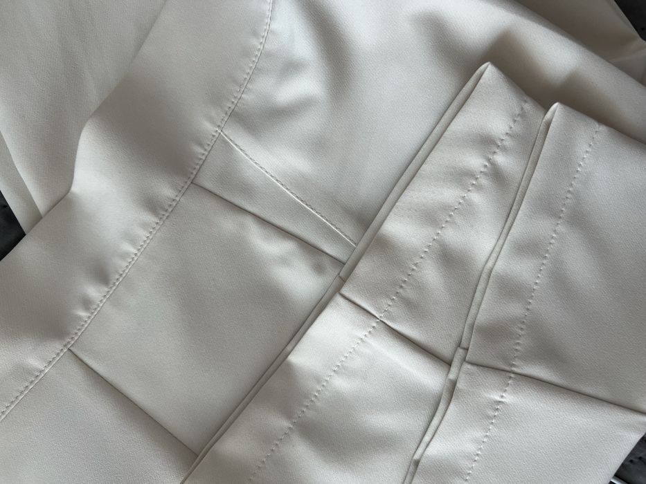 Брючний беживий костюм