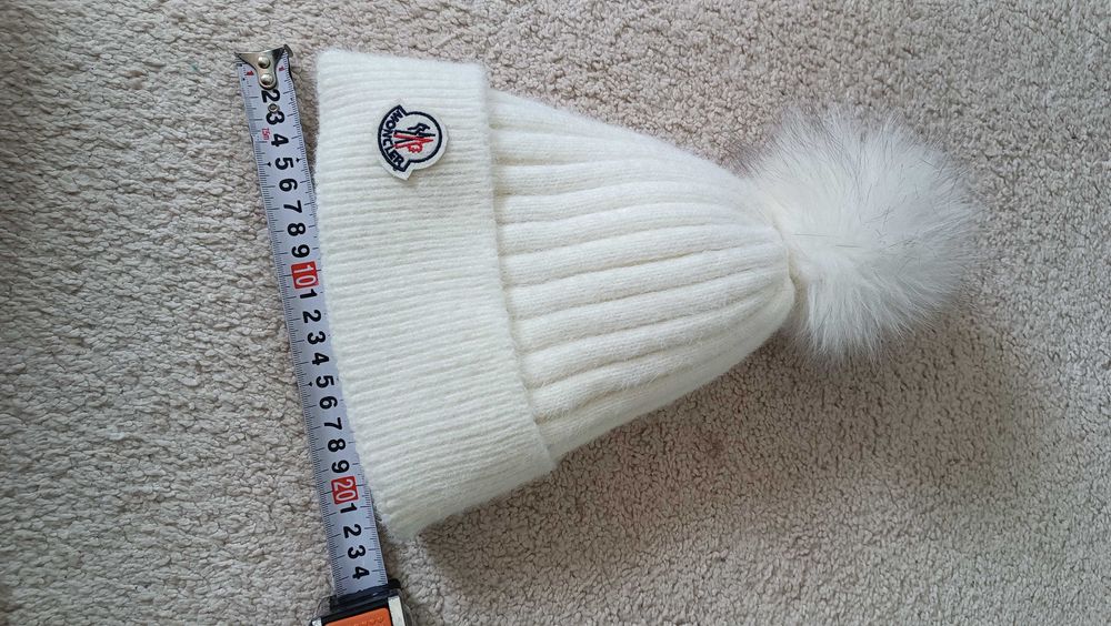 Білосніжна шапка moncler (s/m adult/teen)