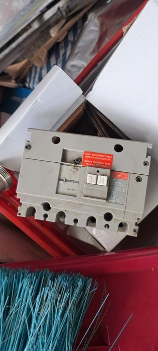 Diverso material eléctrico