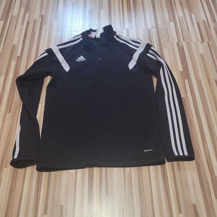 Bluza adidasa przez głowę