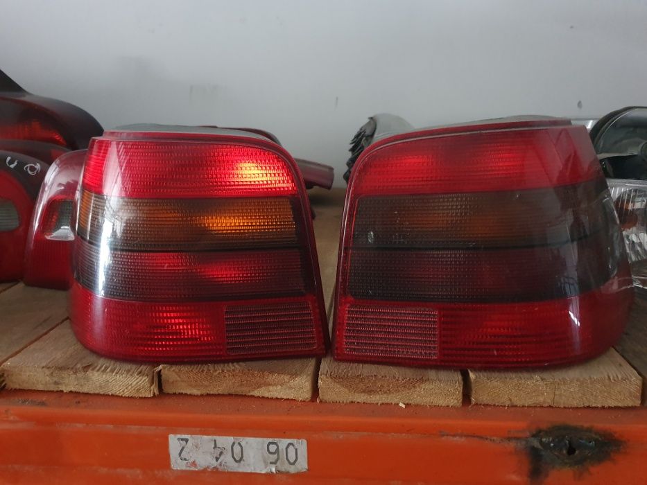 Lampa lewa tył Ciemna Dymiona Golf 4 IV
