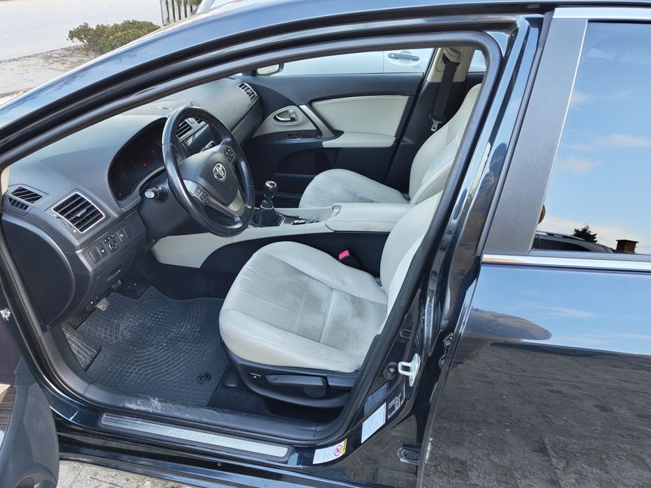 Toyota Avensis T27 2012 rok
