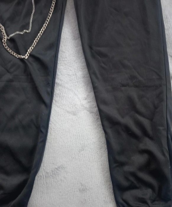 Rewelacyjne spodnie dresowe czarne śliskie z łańcuchem