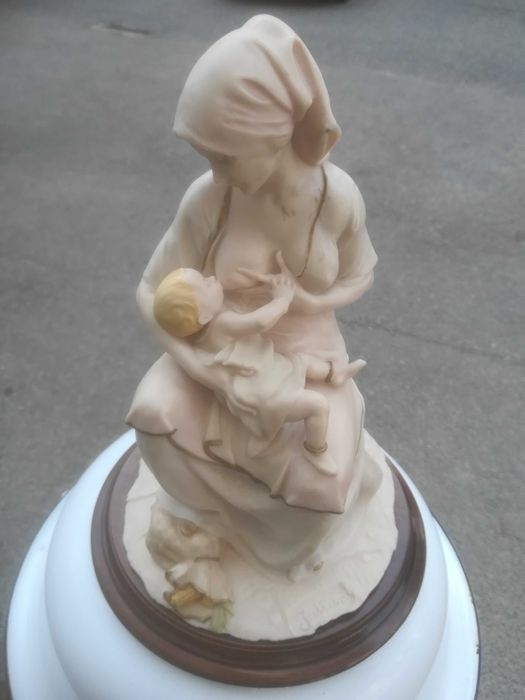 estatueta mãe rica em marfinite