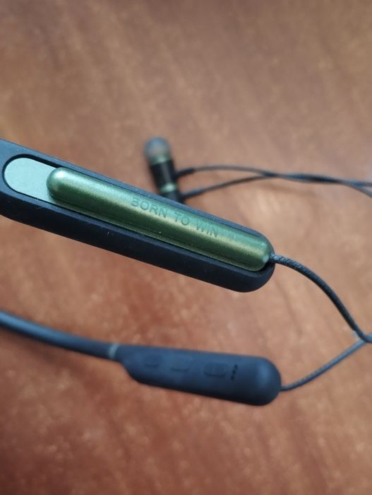 Беспроводные Bluetooth и проводные наушники.