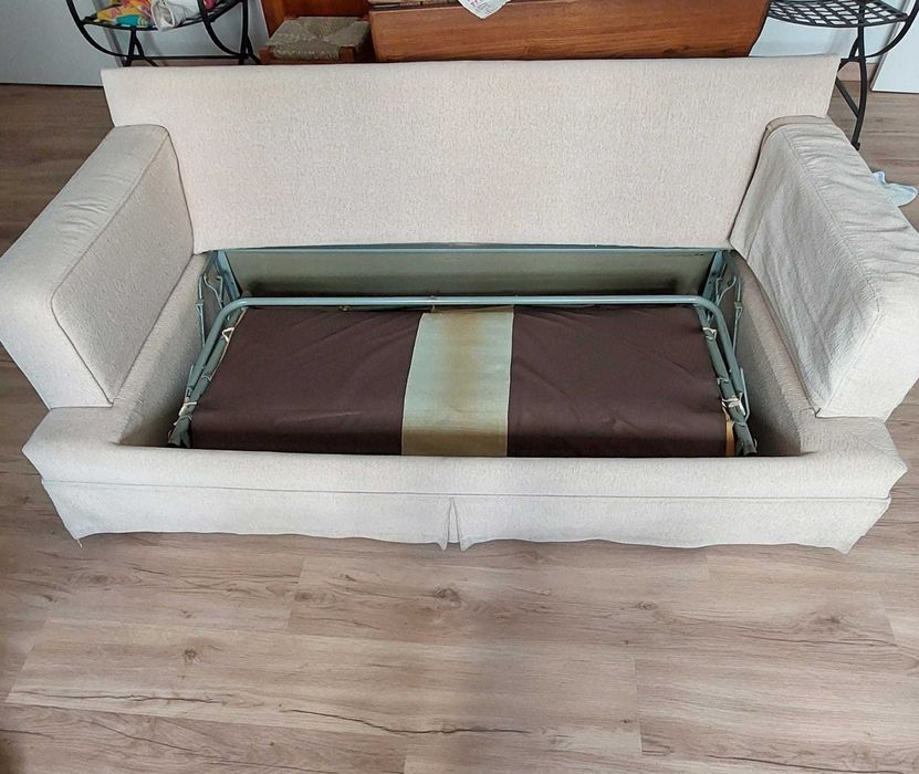 Sofá-cama em segunda mão, em bom estado, com colchão