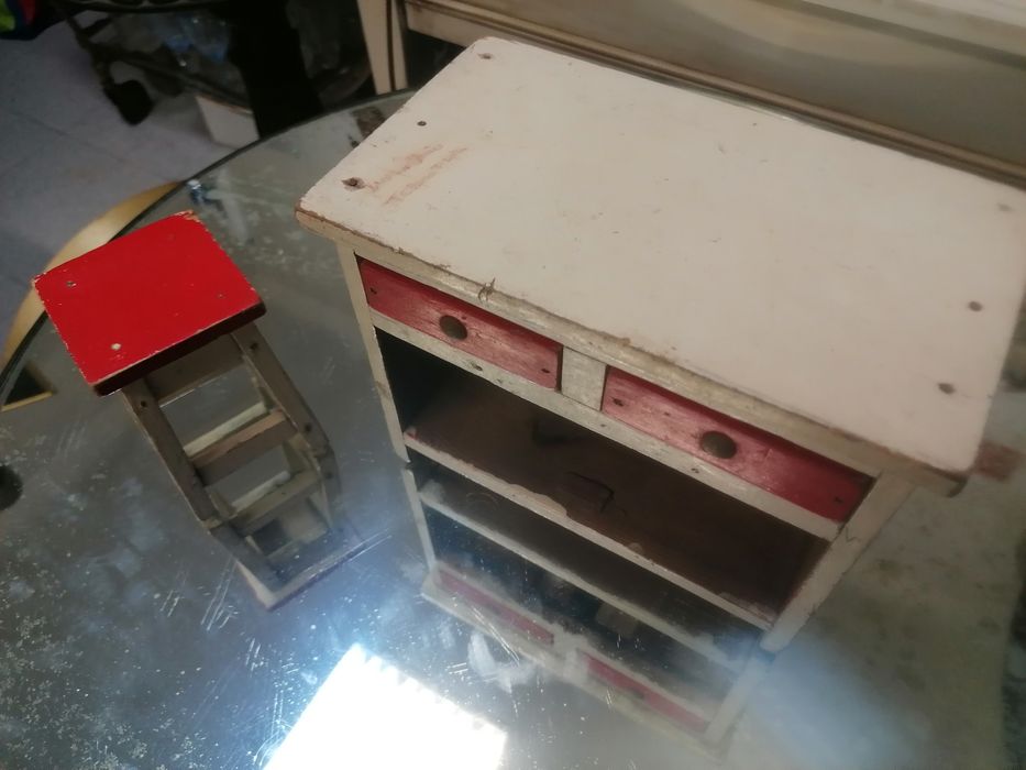 Armário e banco de cozinha em miniatura