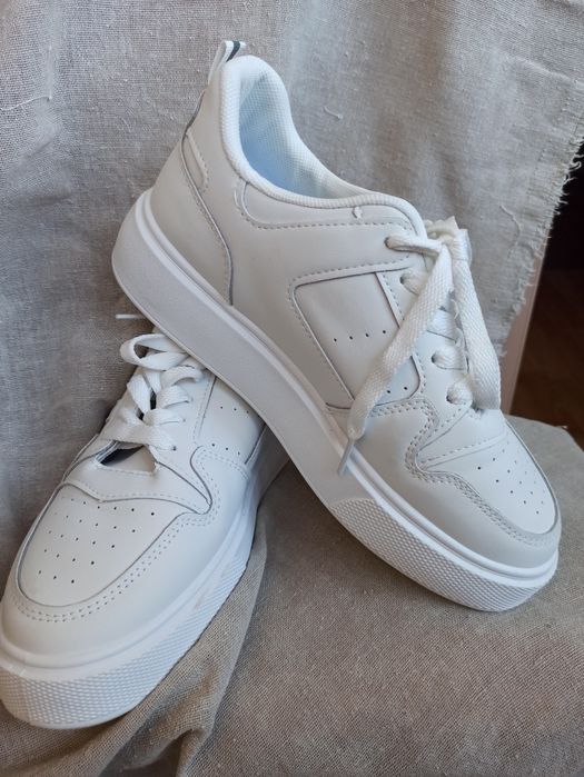 Кросівки шкіряні 38 розмір