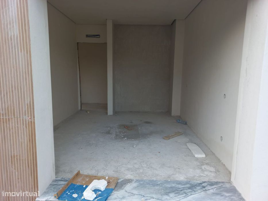 Moradia T3 em final de construção, com piscina, em Fernão Ferro