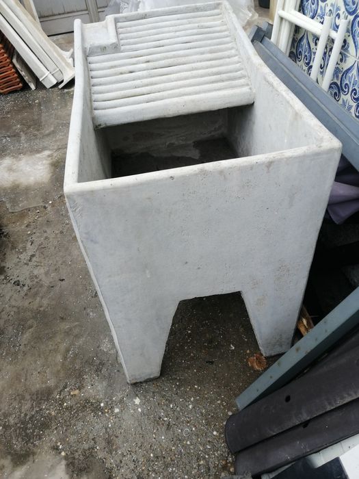 Tanque forte  antiga construção para lavar roupa e outros