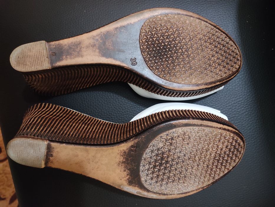 Шкіряні щльопанці на тонкетці розмір 39