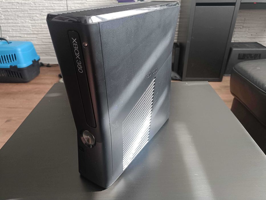 Konsola Xbox 360 Slim 4GB + kinect + pad + gry