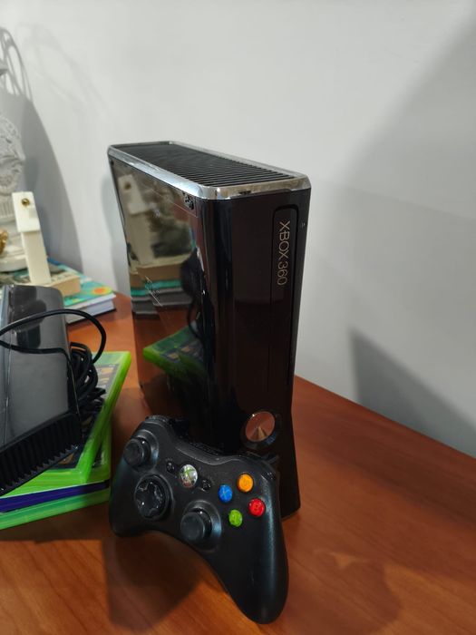 Xbox 360 com jogos e um comando